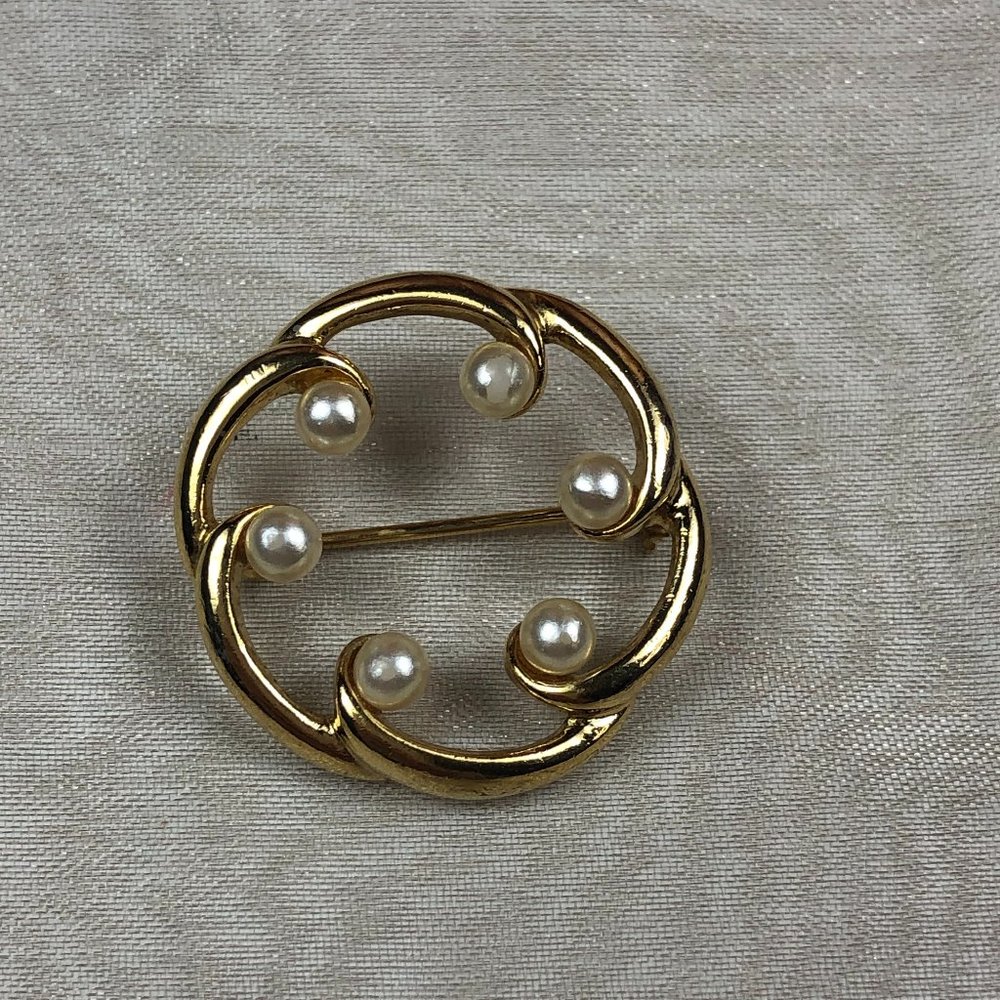 Bloomingdale’s Vintage (80's) Pearl Gold Tone Brooch Classic Old Money Timeless